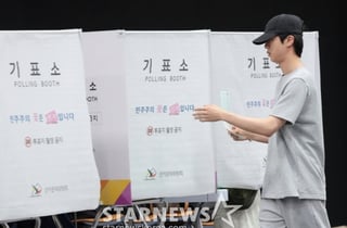 방탄소년단 진, 바쁜 스케줄 속 소중한 한표..투표룩 눈길