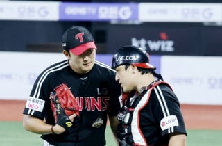 [한번에쓱] '난 쫄깃한 9회말 별로야' 박동원,  무사 1,2루 무실점으로 이겨낸 손주영