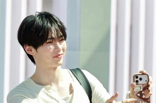 제로베이스원 성한빈 '이거 봐요~'[★포토]