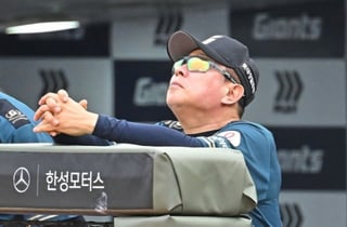 '8회 극적 동점→연장 클러치 실책' 롯데 충격적 4연패, 김태형 '감독 800승' 또 미뤄졌다... 한화 3연승 신바람 [부산 현장리뷰]
