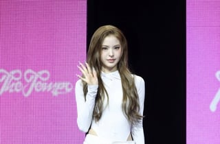 이즈나 마이 '상큼한 손인사'[★포토]