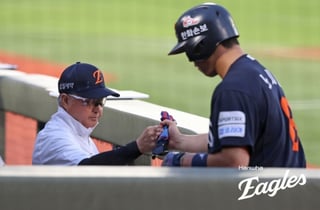 와 "김경문 감독 처음 보는 투수교체" 선수조차 몰랐다 "믿음 아닌 유연함"... 왜 한화 팬들이 이토록 열광하나