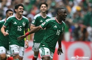 레드카드 3장, 퇴장 속출! 멕시코, 남아공 2-0 꺾고 '다사다난' 개막전 승리... '황희찬 동료' 히메네스 골
