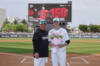 '이범호 감독과 함께 활짝' KIA 정해영, KBO 개인 통산 최연소 150SV 달성 시상식 개최