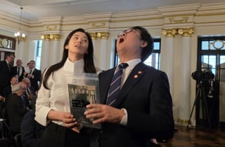 최휘영 장관, 전지현과 '군체' 좀비 포즈 "500만 관객 돌파 축하"