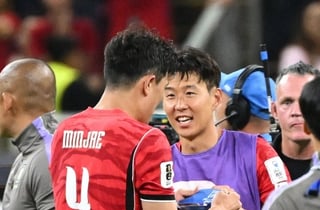 김민재에 주장 완장 넘긴 손흥민→경기 후 그의 손에 들려 있던 건... '무한 리스펙' 캡틴 예우 빛났다 [월드컵 현장]