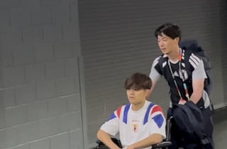 "결국 휠체어까지 탔다" 日축구 초긴장, 쓰러진 에이스 구보 무릎 부상 우려