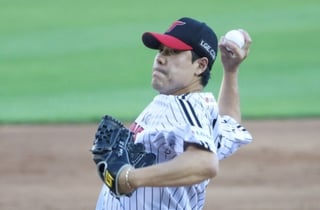 'LG 오고 ERA 3.13' 41세 방출 투수 인생 역전! 16억 대박 계약→KBO 역대 7번째 대기록도 세웠다