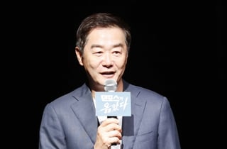 연극 '댄포스가 옳았다' 연출의 장진 감독[★포토]