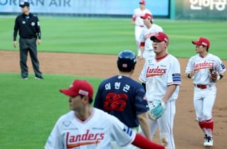 '4연패 탈출' 잠시 보류, SSG-롯데 11회 연장 끝 2-2 무승부... '동반 QS' 선발 역투 빛 바랬다 [인천 현장리뷰]