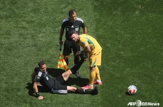 폭염에 쓰러진 주심, 선수들이 곧장 달려가 도왔다... 女 대기심도 빠르게 달려와 '음료 전달'