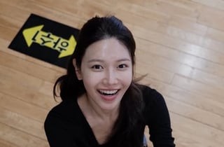 최수영, 14년 사랑 끝낸 근황 포착..열일 중, 환한 미소