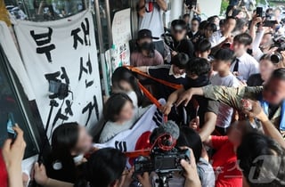 "출입 막고 가방까지 뒤졌다"... 어른들 시위에 수모 겪은 U-20 핸드볼 대표팀, 유승민 '격려'