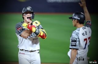 '안현민 드디어 터졌다' 만루포-7타점 쇼, KT 13-2 SSG 대파... '5G 연속 QS' 고영표 시즌 6승 [수원 현장리뷰]