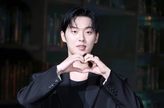 최현욱, 어색한 하트 포즈[★포토]