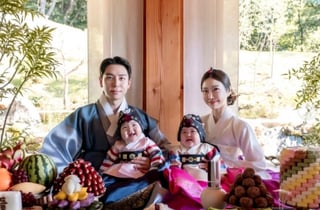 레이디제인, 쌍둥이 딸 벌써 돌..한복 가족사진 공개 [스타이슈]