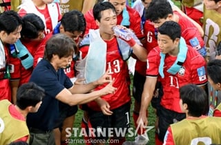 [한번에쓱]'후바전 손흥민 투입한다! 전반전 0-0, 선수들 독려하는 홍명보 감독