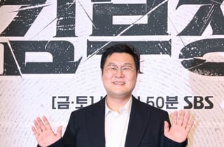 윤경호 '여유로운 손인사'[★포토]