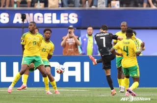 '홍명보호 울린' 남아공 돌풍 여기까지... 캐나다, 후반 추가시간 극장골로 1-0 승리 '사상 첫 16강행'