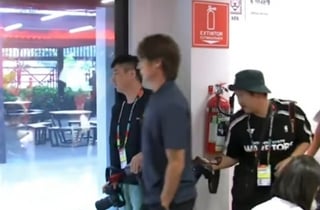 주머니 손 넣은 홍명보 감독에 감스트 격노 "전혀 죄송한 것 같지 않다, 사퇴 회견도 일방 통보"