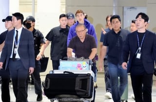 [한번에쓱]맨 앞엔 박항서 지원단장 '국가대표팀 감독에서 사퇴' 귀국하는 홍명보 전 감독