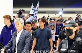 '한국축구는 죽었다' 홍명보호 맞이한 팬들의 분노, 홍명보 감독은 '침묵' [인천공항 현장]