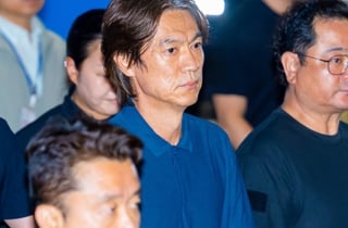 홍명보, 고개 한번 숙이지 않았다... 공항 찾은 팬들 '욕설·고함' 분노 표출 [인천공항 현장]