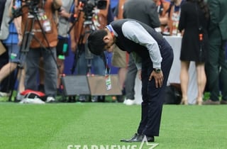 "정말 죄송합니다" 브라질에 지고 눈물로 사과한 日감독, 홍명보는 귀국길조차 '침묵'