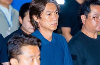 "불같은 한국인들, 진정해라! 이건 축구일 뿐"... '욕설 쏟아진' 홍명보 입국 현장에 깜짝 놀란 中매체