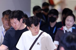 "홍명보 나가" 외침에도 고개 든 사령탑, 손흥민은 연신 고개 숙였다... 월드컵 참사 후 엇갈린 귀국길