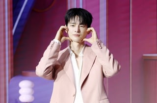 서인국, 핑크빛 수트로 사랑스럽게[★포토]