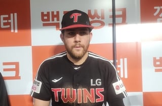 개인 성적보다 '우승만' 보는 LG 근본 외인 "송찬의·문정빈 성장 자랑스러워→매일 힘 짜낸다, 경기 빠질 수 없거든!"