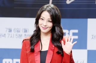 한고은, 강렬한 레드도 미모로 소화[★포토]