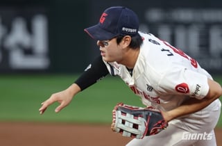 '1루 나승엽-3루 박찬형' 불안한 내야 수비 괜찮을까... 사령탑 그래도 믿는다 "(나)승엽이가 해줘야 한다" [잠실 현장]