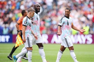 0-2로 지고 있는데 같은 팀끼리 싸우다니→그런데 이 둘이 극장골 합작... 벨기에 역전승 이끈 '뜨거운 포옹'