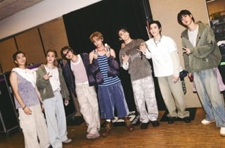 뷔, 브뤼셀 공연 중 눈물 흘리는 팬에게 셀린느 재킷 선물...ARMY"그게 나였어야해" [K-EYES]