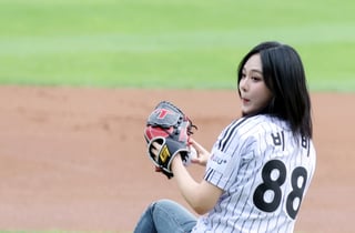 '두 번 보크는 없다' 비비-트와이스 나연, 벌써 3번째 LG 시구 나선다! 3일 잠실 한화전엔 인기 캐릭터 헬로키티 등장