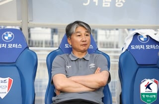 '33분 만에 수원 퇴장→0득점 패배' 전경준 감독 "어떻게든 골 만들어보려 했는데..." [수원 현장]