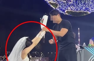 류화영, 드레스 입고..예비신랑에 무릎 꿇고 프러포즈 포착 [스타이슈]