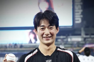 '연투 또 연투' 헌신의 日 아쿼, 99일 만에 KBO 데뷔 첫승! 맏형이 가장 먼저 축하하고 외인이 기념구 챙겼다