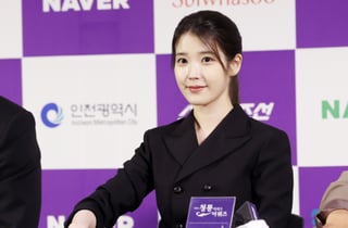 아이유, 핸드프린팅도 예쁘게[★포토]