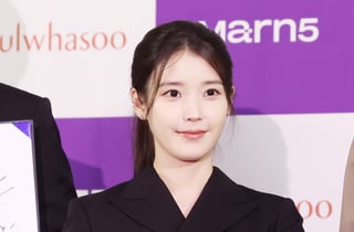 아이유, 핸드프린팅도 자그마해[★포토]