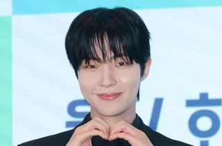 황인엽 '심장 떨리는 손하트'[★포토]