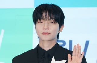 황인엽 '시크한 손인사'[★포토]