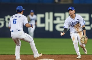 '1루→더그아웃도 버거웠다' 삼성 류지혁 어지럼 증세, 구본혁과 1루 충돌→부상 교체 여파 "계속 상태 지켜본다" [대구 현장]