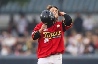 KIA 김선빈 문책성 교체? 이범호 감독 "팀의 상징이라 더 냉철하게 판단... 어제는 너무 실망스러운 경기" 작심 토로 [부산 현장]