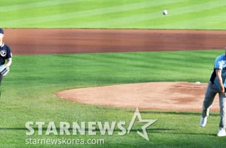 [한번에쓱] '잠실이여 영원하라' 박철순, 김용수의 고별전 시구와 김동수, 김경문의 시포