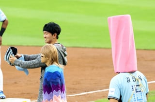 [한번에쓱] 기가막힌 까메오도 있었다  '오빠 차 샀다!' 퍼포먼스 김건우와 정준재