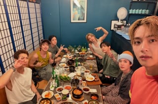 방탄소년단도 삼겹살+소주는 못참지..완전체 회식 인증샷 [스타이슈]