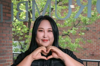 '생리통 희화화' 논란..'트랜스젠더' 풍자가 짓밟은 진짜 여성의 고통 [이승훈의 걸림돌]